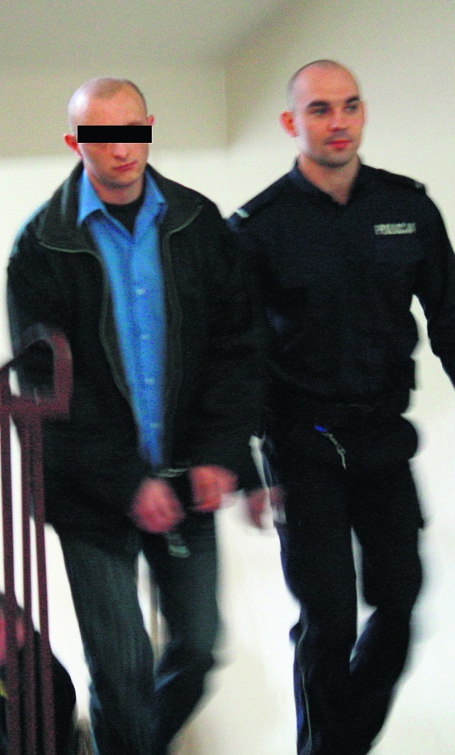 Oskarżony Rafał  W. w drodze na salę rozpraw sądu   
