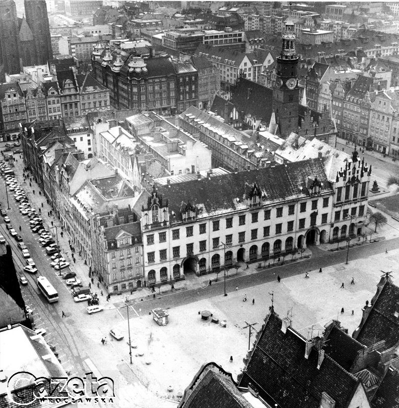 ROK 1983. RYNEK, FRAGMENT RATUSZA.