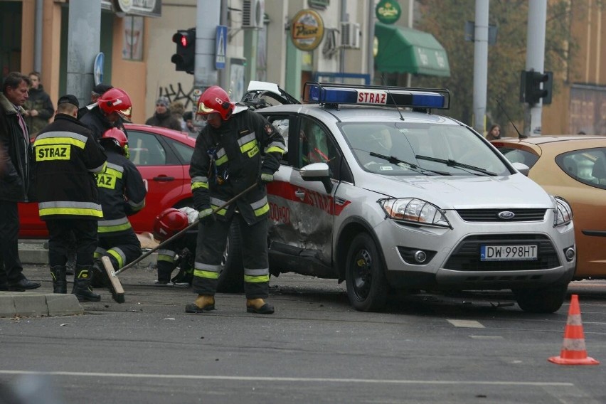 Wrocław: Kobieta wjechała w samochód straży. Strażak jest ranny (ZDJĘCIA)