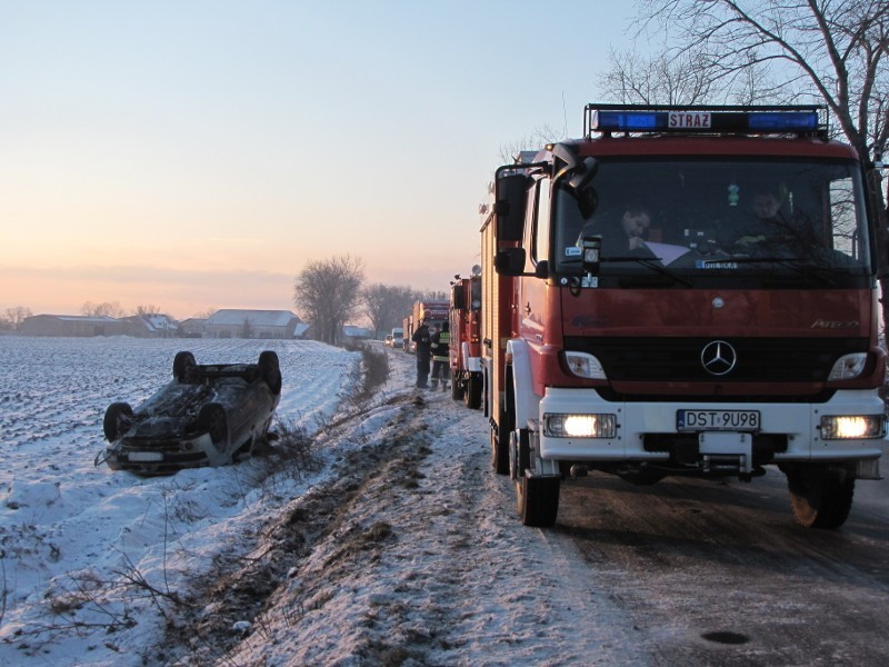 Wypadek na drodze Wrocław - Strzelin: Wyprzedzanie zakończyło się na dachu (ZDJĘCIA)