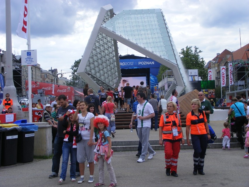 W centrum Poznania trwa wielka, piłkarska fiesta. Bawią się...