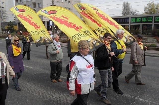 Manifestacja Solidarności w Częstochowie i spalenie kukły...