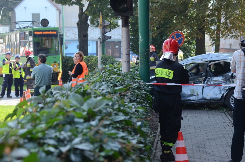 Poznań: Tramwaj zderzył się autem. Trzy osoby ranne [ZDJĘCIA]
