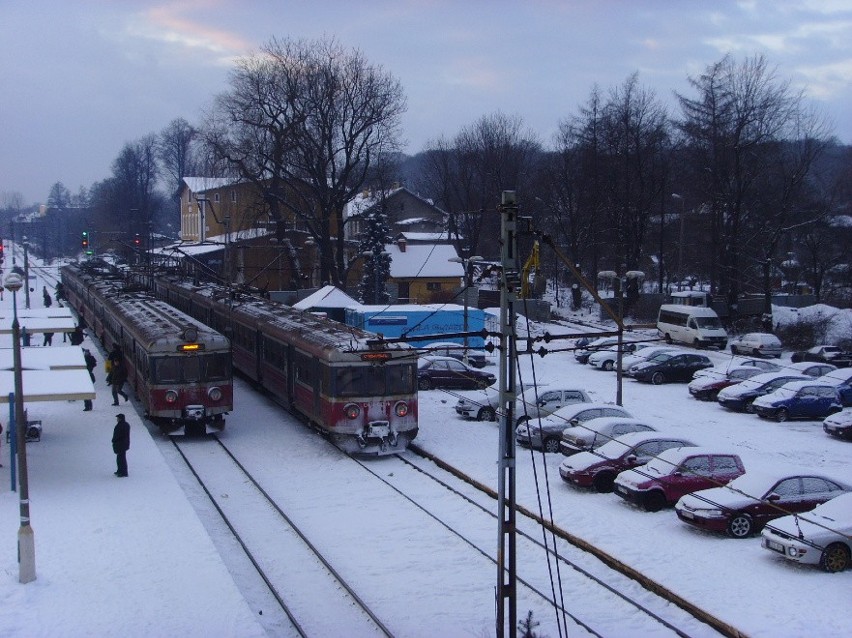 Parking przed stacją w Krzeszowicach codziennie jest pełny