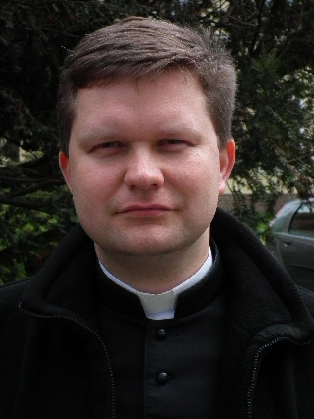 Ksiądz Tomasz Ren z Caritasu