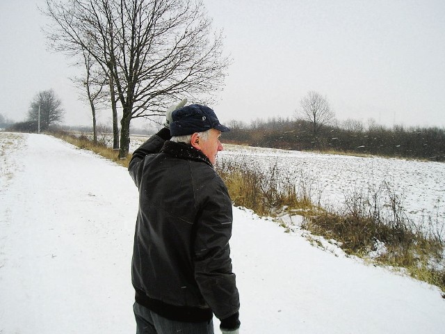 Witold Karparuk pokazuje, gdzie widział myśliwych. Ta łąka oddalona jest zaledwie kilkaset metrów od szkoły