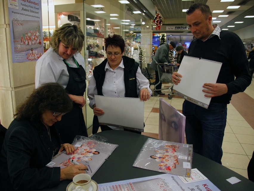 Eleni podpisywała w środę w Poznaniu specjalne kalendarze...