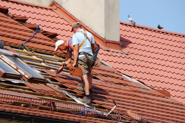 Robotnicy uprzęże mają, ale liny widać im są niepotrzebne