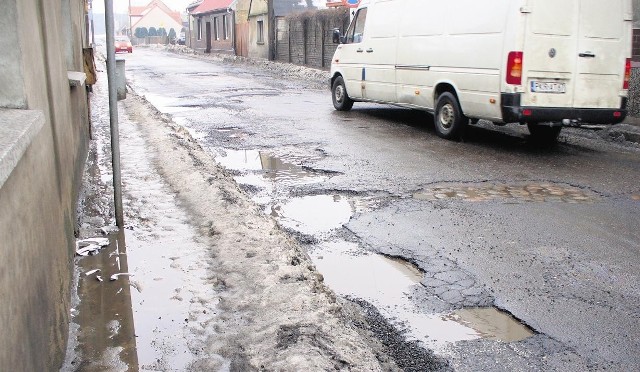 Mieszkańcy Zdun boją się o życie. Samochody jadące tą drogą niemal ocierają się o budynki