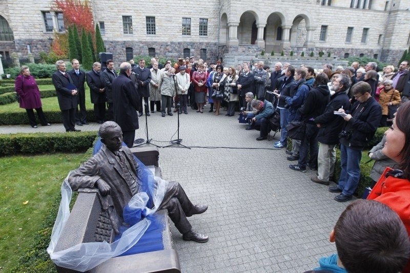 Obok CK Zamek odsłonięta została we wtorek ławka z postacią...