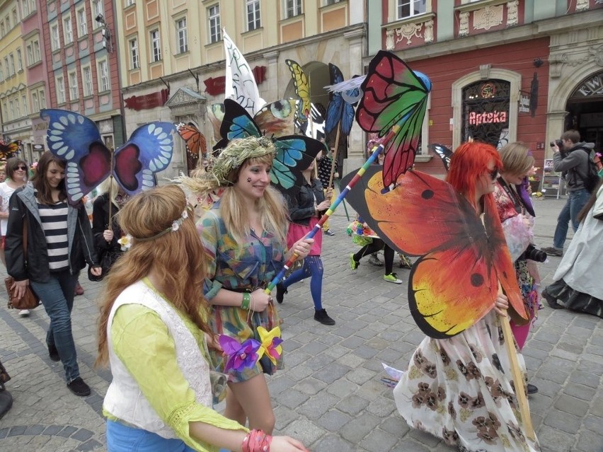 Uczniowie na Rynku Wrocławia odczarowywali zimę (ZDJĘCIA)