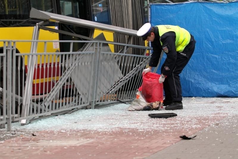 Wrocław: Autobus staranował przystanek na pl. Jana Pawła II. Jedna osoba nie żyje (ZDJĘCIA, FILM)