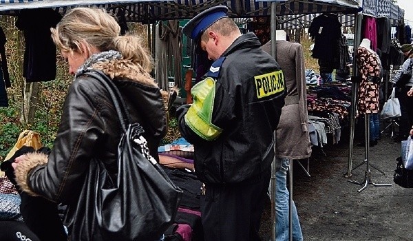 Targowisko w Szczekocinach znalazło się pod lupą policji.