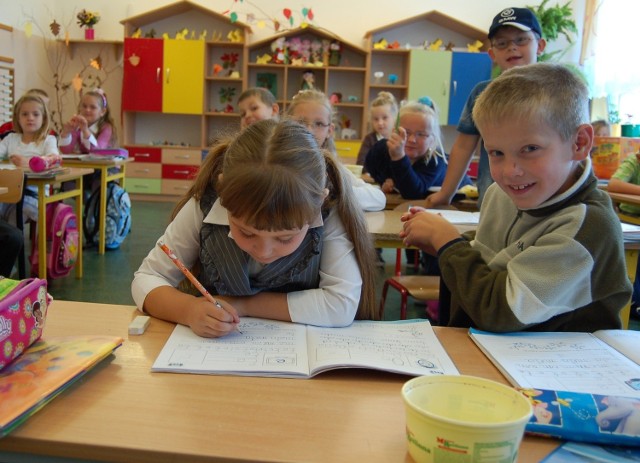 Na pierwszy dzwonek czekają przede wszystkim uczniowie najmłodszych roczników. Klasy są coraz mniej liczne, a lekcje nierzadko łączone