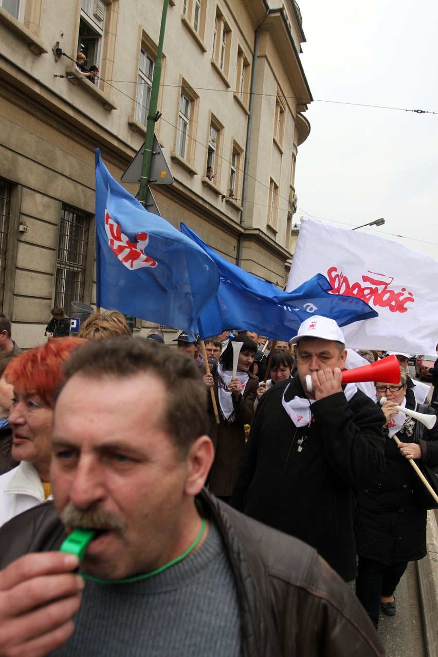 Kraków: wielka manifestacja pod Pocztą Główną [ZDJĘCIA, VIDEO]