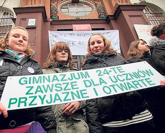 Przed gimnazjum nr 24 pikietowali uczniowie i rodzice