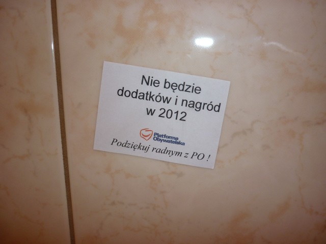 Krakowscy urzędnicy rozlepili9 w toaletach wlepki z ironicznym podziękowaniem dla PO