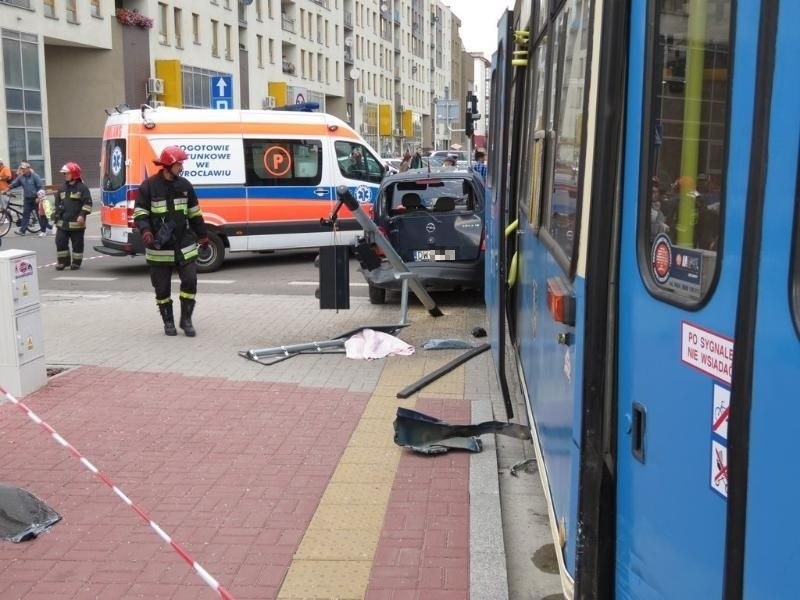 Wypadek na Pułaskiego: opel wjechał pod tramwaj (ZDJĘCIA)