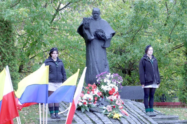 Pomnik Maksymiliana Kolbego w Pabianicach. !4 sierpnia poświęcony świętemu monument odsłaniany będzie w Wieluniu.