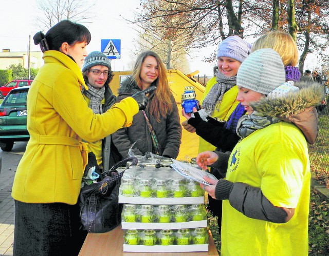 Anna Trzaskowska,  odwiedzając bliskich w Łebczu, kupiła znicze od wolontariuszy.
