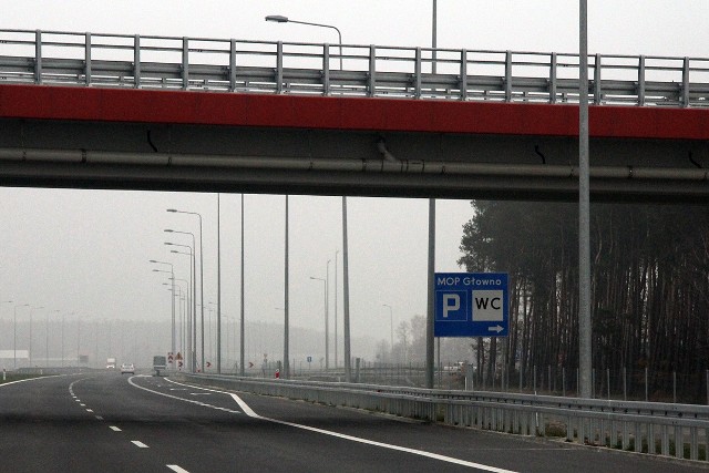 Rok 2013 może się okazać przełomowy dla jednej z najdłużej wyczekiwanych inwestycji w regionie łódzkim. W grudniu Urząd  Wojewódzki wydał nareszcie pozwolenie na budowę autostrady A1 na blisko 30-kilometrowym odcinku między Strykowem i  Tuszynem. Jeśli nie  wydarzy się coś nieprzewidzianego, wykonawca powinien do następnej zimy wykonać dużą część robót. Warto jednak  wspomnieć, że na dziś, opóźnienie  wynosi już 9 miesięcy, a termin z sierpnia tego roku został przesunięty na wczesne lato 2014.  Przygotowania do rozpoczęcia tej inwestycji trwały ponad 15 lat... Pod koniec 2013 r. gotowe będą już także pierwsze  odcinki trasy ekspresowej S8, łączącej Łódź z Wrocławiem. Optymizm pozwalają zachować komunikaty z "frontu robót". Budimex, który realizuje najbliższy Łodzi odcinek ze Rzgowa do Róży,  raportuje, że w połowie grudnia postęp prac sięgnął 60 proc. i  wyprzedza harmonogram. W związku z tym planowany termin zakończenia robót (5 stycznia 2014 r.) wydaje się nie być zagrożony.