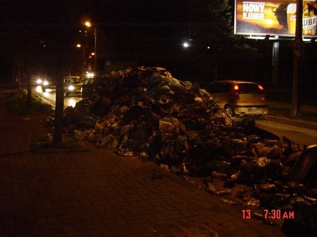 Tony śmieci na ulicy w centrum Poznania.