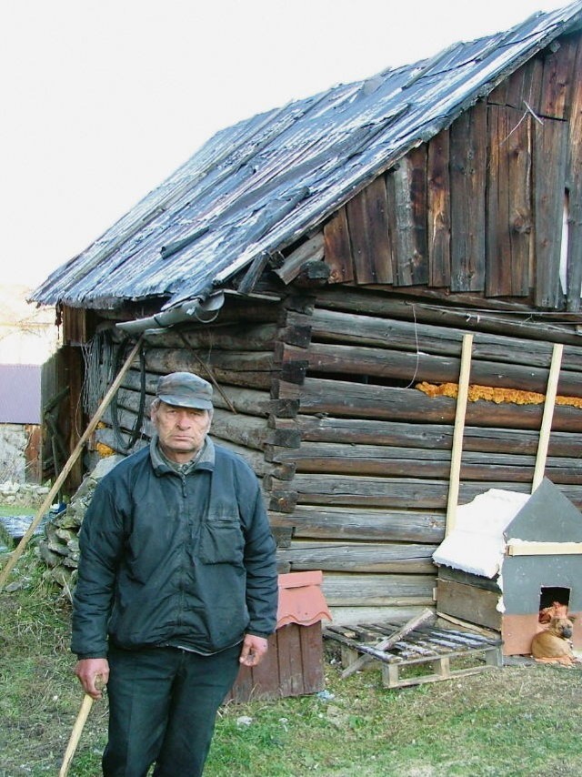 Pan Stanisław już kilka zim przeżył w szopie. Gdy jest duży mróz, schodzi do piwnicy, aby nie zamarznąć