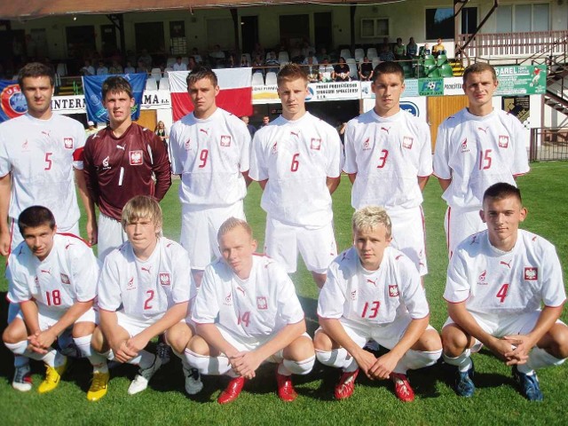 Reprezentacja Polski U-18 przed finałowym meczem w Nymburku. Z nr 1 Kaj Ziółkowski, a z nr 15 Bartosz Zakrzewski.