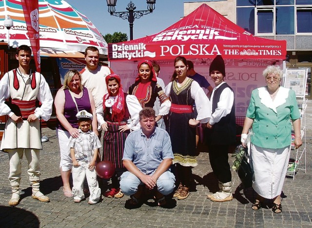 Zespół Mladost i nasi czytelnicy, których gościliśmy w niedzielę na Targu Węglowym