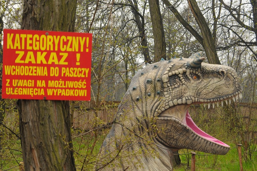 Mieszka pośród dinozaurów, które ryczą za głośno [ZDJĘCIA]