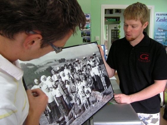 Tadeusz Papierzyński (z prawej) odbiera powiększone pamiątkowe fotografie