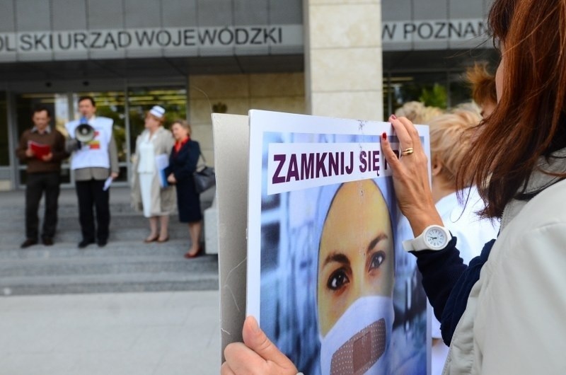 Protest pielęgniarek pod Urzędem Wojewódzkim w Poznaniu.