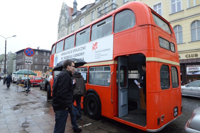Konsultacje społeczne odbywały się w czerwonym autobusie