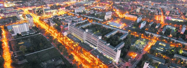 Ul. Powstańców Śląskich nocą. Widok ze Sky Tower