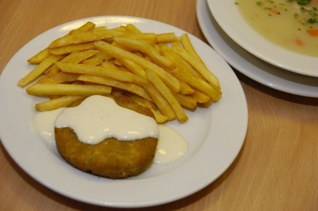 Wegetariański "zestaw studencki" w jednym z poznańskich barów mlecznych należących do Gastronomicznej Spółdzielni Spożywców "Społem"