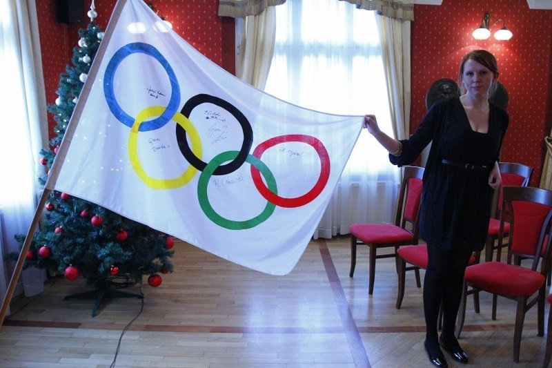 Flaga olimpijska z podpisami naszych olimpijczyków.