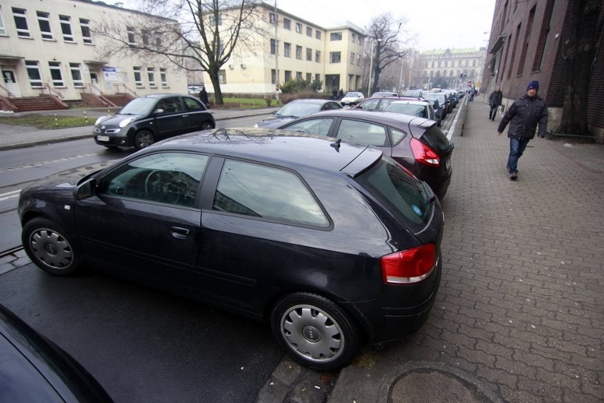Wrocław: Z centrum zniknęły darmowe parkingi, więc kierowcy znaleźli nowe