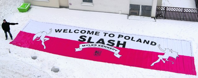 Pomysłodawcą flagi "Welcome to Poland Slash"  jest Adam Zieliński (stoi po lewej stronie)