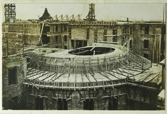 Lipiec 1926 - Ukończone szalowanie sklepień nad salą sejmową oraz widok pierścienia żelbetowego pod słupy kopuły nad główną klatką schodową