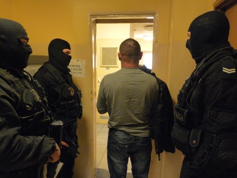 Cieszyńscy policjanci rozbili gang handlujący trefnym alkoholem