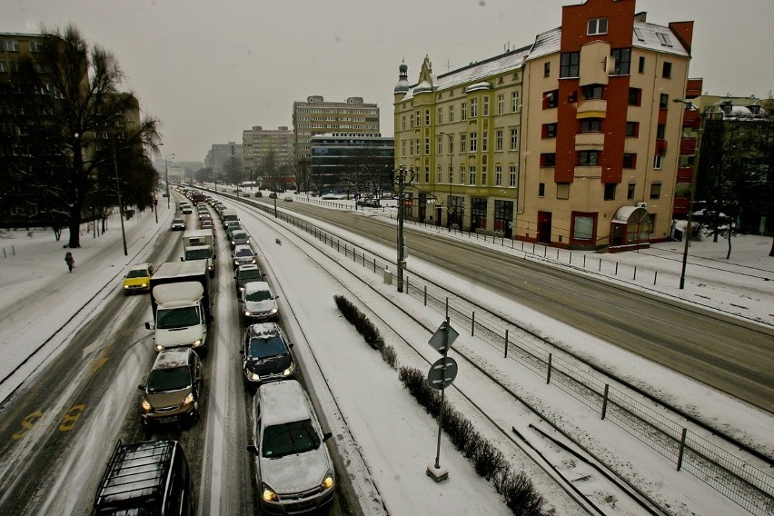 Wrocław: Sypnęło śniegiem. Miasto stało w korku (ZDJĘCIA)