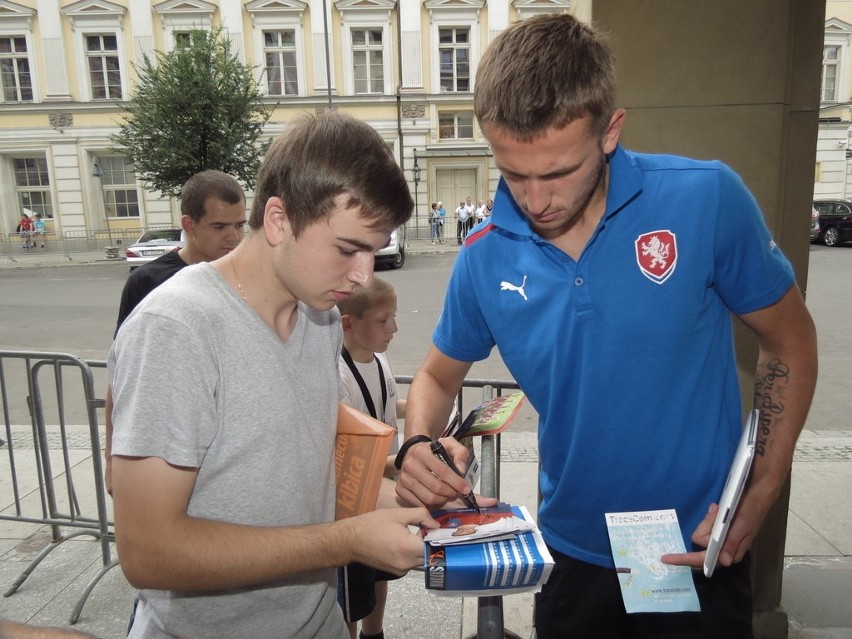 Wrocław: Czescy piłkarze rozdawali autografy przed hotelem (ZDJĘCIA)