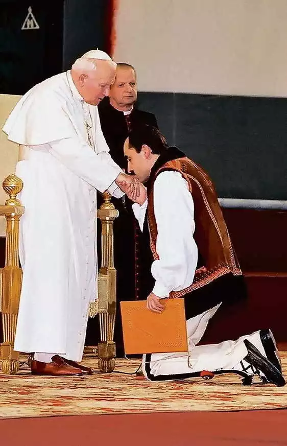 Adam Bachleda Curuś tłumaczy, że ukląkł przed papieżem nie dla autopromocji, ale by dać wyraz tradycyjnej religijności górali