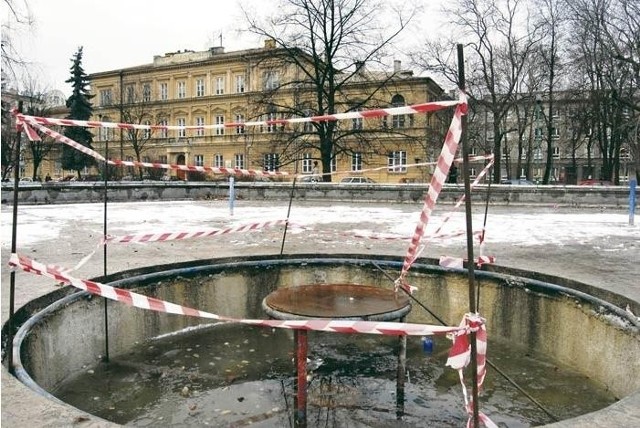 Byle do wiosny. Fontanna na pl. Litewskim zionie pustką.