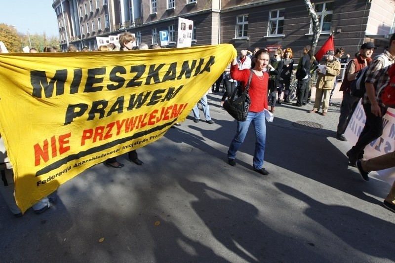 Poznań: Demonstracja lokatorów przeszła ulicami Łazarza. &quot;Lokatorzy to nie towar&quot;!  