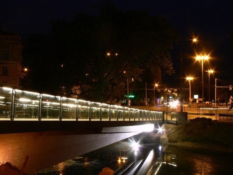 Kładka nad fosą miejską jest prawie gotowa