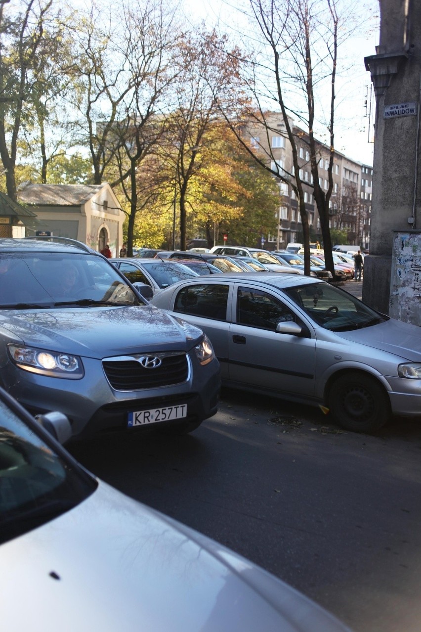 Kraków: samochody blokują chodniki [INTERWENCJA]