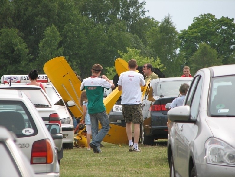 Piper Cub uderzył w zaparkowane samochody