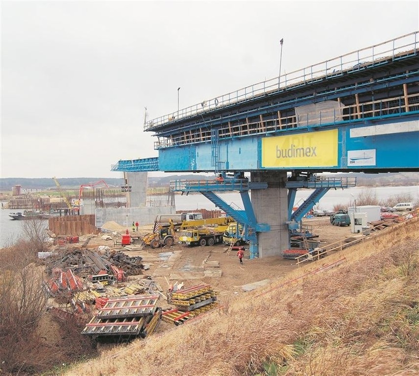 Wykonawca buduje już kolejną estakadę mostu