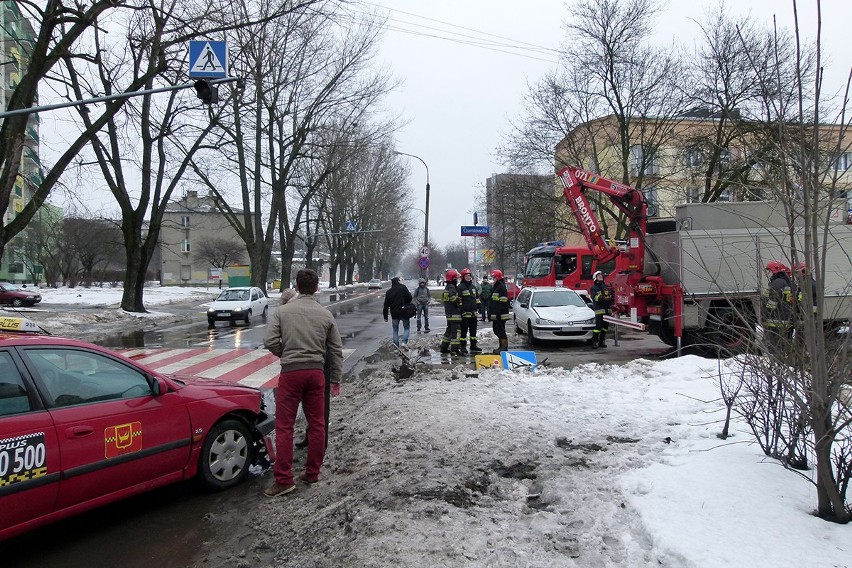 Taksówkarz uderzył w latarnię. Ciężki betonowy słup...